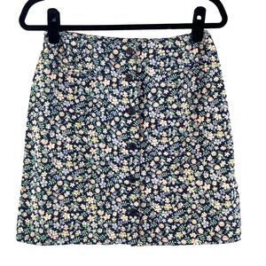 Liz Claiborne Sport Floral Mini Skirt Tag says size 8.